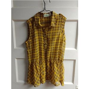 Plaid sleeveless peplum button up